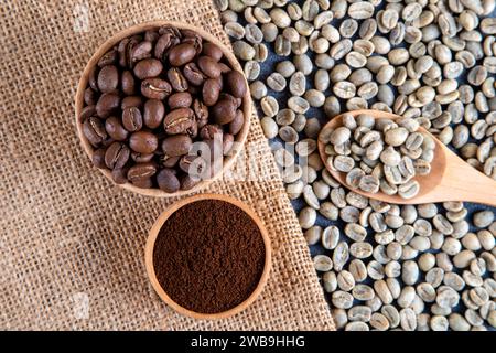 Caffè macinato con chicchi di caffè tostati sul burlap, vista dall'alto Foto Stock