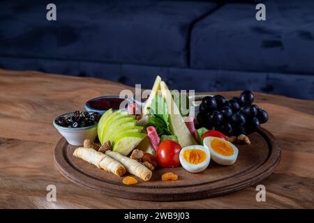 Tradizionale colazione turca su piatti di legno Foto Stock