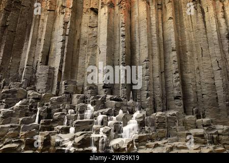 Lo Studlagil Canyon si trova nell'Islanda orientale, nascosto nel mezzo del fiume Jökla Foto Stock