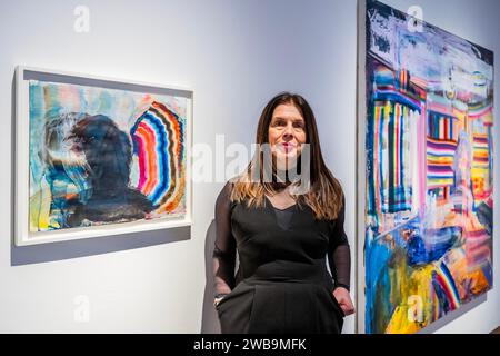 Londra, Regno Unito. 9 gennaio 2024. Persephone, 2023 e Right to Be Forgotten, 2023 - la mostra personale di Copperwhite Onomatopoeia alla Flowers Gallery, Cork Street, in programma dal 10 al 17 febbraio. Copperwhite è uno dei pochi artisti astratti irlandesi. Una selezione di nuovi dipinti segna un'estensione del suo uso dell'astrazione per esplorare nozioni di memoria e percezione contro il caos visivo della vita del ventunesimo secolo. Crediti: Guy Bell/Alamy Live News Foto Stock