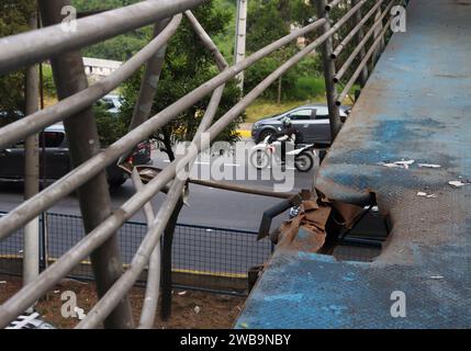 ATENTADO-PASO-PEATONAL-TREBOL Quito, martes 9 de enero del 2024 Puente peatonal que sufrio un atentado con explosivos en el Sector del TrÃ bol via al Valle de los Chillos, centro Oriente de la ciudad de Quito. Foto: Rolando Enriquez/API Quito Pichincha Ecuador CLJ-ATENTADO-PASO-PEATONAL-TREBOL-182beb4c2c1e93607d90b12ef778760 ** ATTENZIONE ATENTADO PASO PEATONAL TREBOL Quito, martedì 9 gennaio 2024 Ponte pedonale che ha subito un attacco con esplosivi nel settore di TrÃ bol via de los Chillos, centro a est della città di Quito foto Rolando Enriquez API Quito Pichincha Ecuador CL Foto Stock