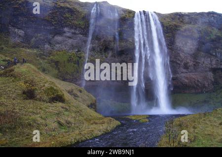 Cascata Seljalandsfoss sul fiume Seljalands con la sua origine dal vulcano ghiacciaio Eyjafjallajökull, Islanda Foto Stock
