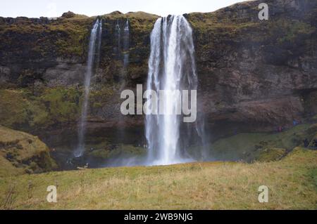 Cascata Seljalandsfoss sul fiume Seljalands con la sua origine dal vulcano ghiacciaio Eyjafjallajökull, Islanda Foto Stock