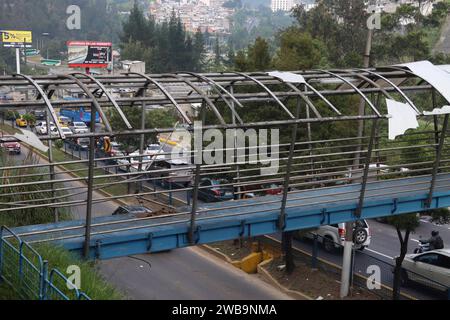 ATENTADO-PASO-PEATONAL-TREBOL Quito, martes 9 de enero del 2024 Puente peatonal que sufrio un atentado con explosivos en el Sector del TrÃ bol via al Valle de los Chillos, centro Oriente de la ciudad de Quito. Foto: Rolando Enriquez/API Quito Pichincha Ecuador CLJ-ATENTADO-PASO-PEATONAL-TREBOL-58207d0b3b4e8d3818b83c3d9cf49bf5 *** ATTENZIONE ATENTADO PASO PEATONAL TREBOL Quito, martedì 9 gennaio 2024 Ponte PEDONALE che ha subito un attacco con esplosivi nel settore di TrÃ bol, via Chillos centro a est della città di Quito foto Rolando Enriquez API Quito Pichincha Ecuador CL Foto Stock