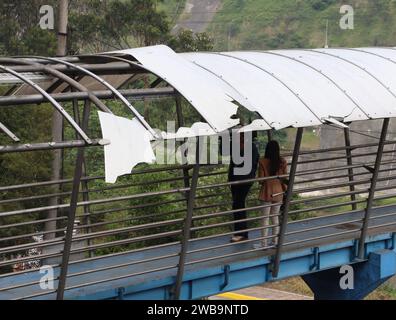 ATENTADO-PASO-PEATONAL-TREBOL Quito, martes 9 de enero del 2024 Puente peatonal que sufrio un atentado con explosivos en el Sector del TrÃ bol via al Valle de los Chillos, centro Oriente de la ciudad de Quito. Foto: Rolando Enriquez/API Quito Pichincha Ecuador CLJ-ATENTADO-PASO-PEATONAL-TREBOL-f69132209b3bea460fb14fc0add4c6a9 ** ATTENZIONE ATENTADO PASO PEATONAL TREBOL Quito, martedì 9 gennaio 2024 Ponte pedonale che ha subito un attacco con esplosivi nel settore di TrÃ bol via, centro a est della città di Quito foto Rolando Enriquez API Quito Pichincha Ecuador CL Foto Stock