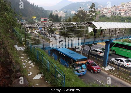 ATENTADO-PASO-PEATONAL-TREBOL Quito, martes 9 de enero del 2024 Puente peatonal que sufrio un atentado con explosivos en el Sector del TrÃ bol via al Valle de los Chillos, centro Oriente de la ciudad de Quito. Foto: Rolando Enriquez/API Quito Pichincha Ecuador CLJ-ATENTADO-PASO-PEATONAL-TREBOL-4005e81560b4a53a15c606a7352bc5d7 ** ATTENZIONE ATENTADO PASO PEATONAL TREBOL Quito, martedì 9 gennaio 2024 Ponte pedonale che ha subito un attacco con esplosivi nel settore di TrÃ bol, Valle de los bol centro a est della città di Quito foto Rolando Enriquez API Quito Pichincha Ecuador CL Foto Stock