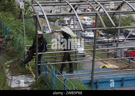 ATENTADO-PASO-PEATONAL-TREBOL Quito, martes 9 de enero del 2024 Puente peatonal que sufrio un atentado con explosivos en el Sector del TrÃ bol via al Valle de los Chillos, centro Oriente de la ciudad de Quito. Foto: Rolando Enriquez/API Quito Pichincha Ecuador CLJ-ATENTADO-PASO-PEATONAL-TREBOL-8810fe7ca6f61d51e11e8be6dedc918c *** ATTENZIONE ATENTADO PASO PEATONAL TREBOL Quito, martedì 9 gennaio 2024 Ponte PEDONALE che ha subito un attacco con esplosivi nel settore TrÃ bol, Valle de Chillos centro a est della città di Quito foto Rolando Enriquez API Quito Pichincha Ecuador C. Foto Stock