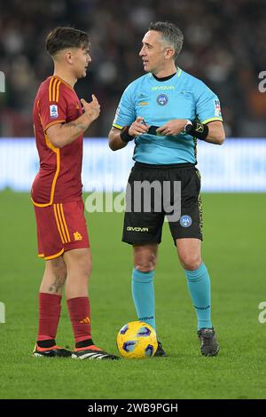 Paulo Dybala della AS Roma e l'arbitro Gianluca Aureliano durante la partita di serie A, Roma vs Atalanta, 7 gennaio 2024 (foto di AllShotLive/Sipa USA) credito: SIPA USA/Alamy Live News Foto Stock