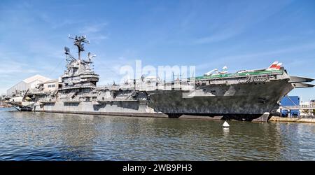 La USS Intrepid, fulcro dell'omonimo museo, è ormeggiata permanentemente al Pier 86, ai piedi della West 46th Street. La nave da guerra è un veterano della seconda guerra mondiale. Foto Stock