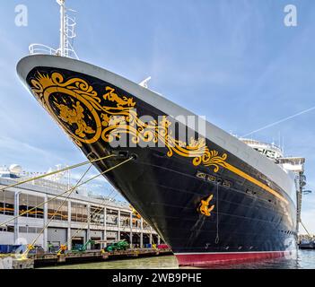 Disney Magic, della Disney Cruise Line, ormeggiata al New York Passenger Ship Terminal sul West Side di Manhattan nell'ottobre 2017. Foto Stock