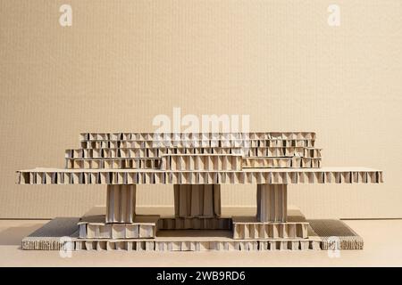 Modello di casa in cartone architettonico di base in tre dimensioni realizzato con materiale di carta riciclata. gli studenti presentano il loro lavoro in 3rd archi Foto Stock