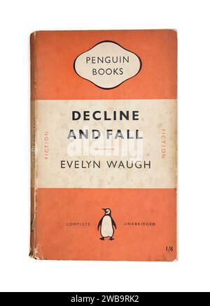 Copertina della vecchia edizione cartacea di Penguin di Decline and Fall di Evelyn Waugh Foto Stock