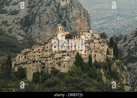 Peillon, un villaggio arroccato sulla montagna del dipartimento delle Alpi marittime, regione PACA, Francia sud-orientale Foto Stock