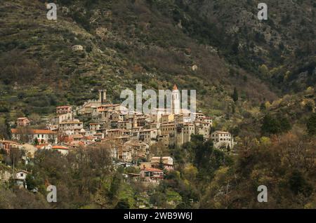 Lucéram, un villaggio medievale nel dipartimento delle Alpi marittime, nel sud-est della Francia Foto Stock