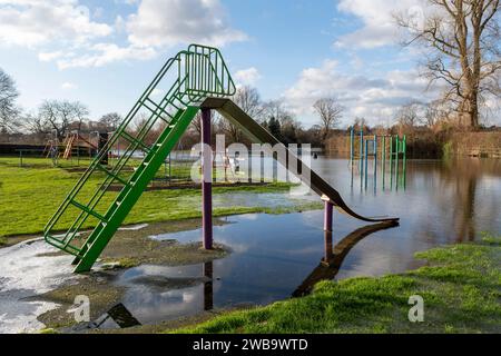 Parco giochi allagato con scivolo in acqua Foto Stock