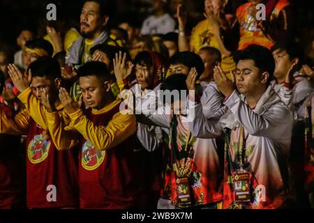 Manila, Filippine. 9 gennaio 2024. I devoti pregano solennemente prima dell'inizio ufficiale della traslazione. Il Festival del Nazareno Nero, un evento religioso a Manila, si riaccese dopo tre anni di pausa a causa della pandemia. Il Traslacion, un evento del XVII secolo, commemora il trasferimento della statua del Nazareno nero alla Chiesa di Quiapo, attirando milioni di devoti in cerca di guarigione e intervento divino. La processione solenne durò 15 ore. (Foto di Ryan Eduard Benaid/SOPA Images/Sipa USA) credito: SIPA USA/Alamy Live News Foto Stock