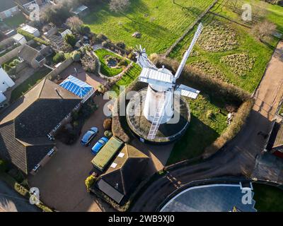 vista aerea del mulino a vento in pietra, un mulino a torre, nella parte orientale del sussex. Il mulino è anche conosciuto come mulino nero e mulino bianco. Foto Stock