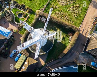 vista aerea del mulino a vento in pietra, un mulino a torre, nella parte orientale del sussex. Il mulino è anche conosciuto come mulino nero e mulino bianco. Foto Stock