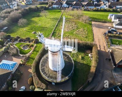 vista aerea del mulino a vento in pietra, un mulino a torre, nella parte orientale del sussex. Il mulino è anche conosciuto come mulino nero e mulino bianco. Foto Stock