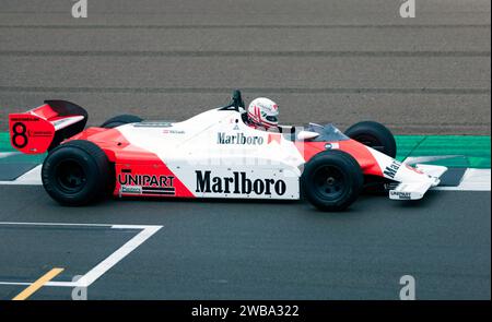 Mark Higson alla guida di Niki Lauda White and Red, 1982, McLaren MP4/1B, nella Masters Racing Legends Formula One Race (66'-85), a Silverstone Foto Stock
