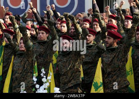 Khirbet SELM, Libano. 9 gennaio 2024. Militanti pro-iraniani di Hezbollah cantano slogan durante la processione funebre del comandante supremo del partito Wissam tawil nel villaggio libanese meridionale di Khirbit Selem. Tawil è il comandante di Hezbollah di grado più alto ad essere ucciso dopo l'eruzione del conflitto transfrontaliero tra Israele e Hezbollah in Libano l'8 ottobre, e il secondo assassinio di alto profilo avvenuto in Libano in due settimane. Crediti: Marwan Naamani/dpa/Alamy Live News Foto Stock