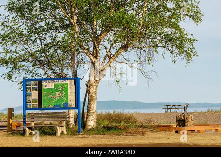 Terrace Bay Beach con Information Bulletin Board di Lake Superior, nel distretto di Thunder Bay, Ontario settentrionale, Canada in estate Foto Stock