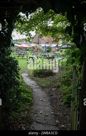 The Bell Inn beer Garden, Aldworth, Berkshire, Inghilterra, Regno Unito, Europa Foto Stock