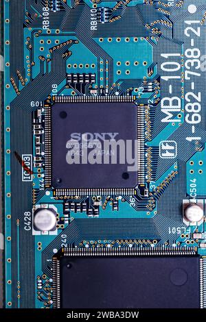 Tokyo, Giappone - 29 marzo 2023: Fotografia ravvicinata di un chip Sony CXD9667Q su un circuito stampato di decodifica audio SACD, che mostra dettagli elettronici complessi. Foto Stock