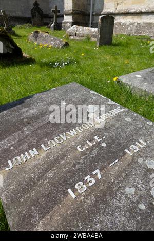 Tomba del padre di Rudyard Kipling nel cimitero di Tisbury, Tisbury, Wiltshire, Inghilterra, Regno Unito Foto Stock