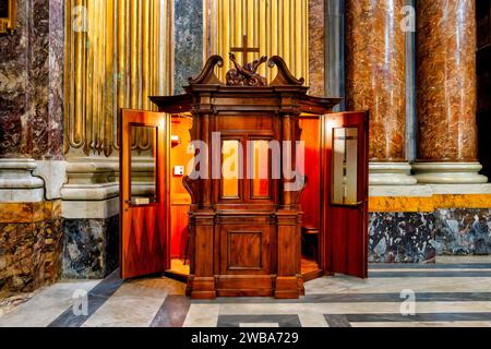 Confessionale nella Chiesa dei Santi Apostoli, Roma, Italia Foto Stock