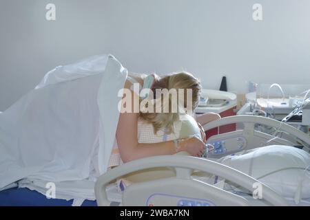 La donna durante le contrazioni su una sfera di fitness parto ospedale Foto Stock