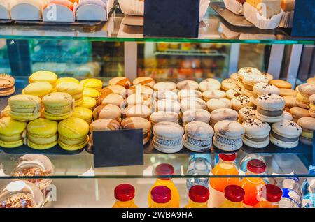 Dolci, torte di diversi colori nella finestra del Cafe Store Foto Stock