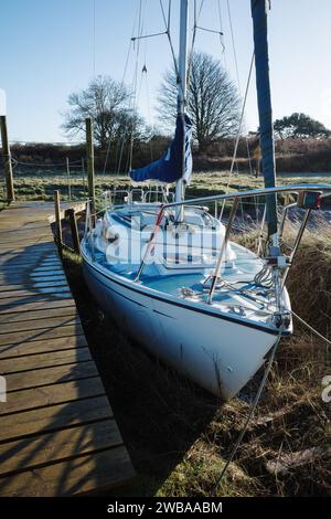 Attracchi in legno per barche sul fiume Wyre Lancashire UK Foto Stock