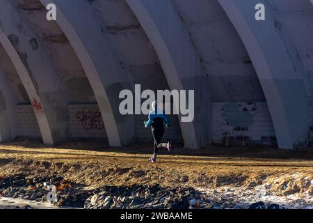 La giovane donna partecipa alla formazione di orientamento invernale in condizioni urbane. Attività del punto di controllo dell'orientamento all'esterno Foto Stock