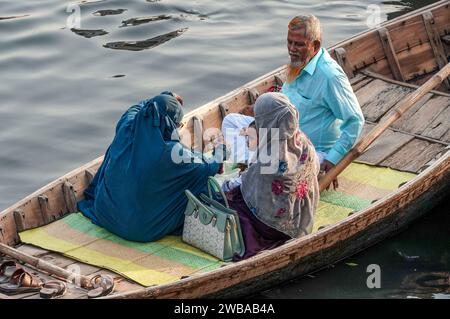 Traghetti aperti in legno sul fiume Buriganga a Dacca Bangladesh Foto Stock