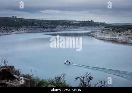 Barca da pesca nella riserva dell'area ricreativa nazionale di Amistad vicino al Rio, Texas. Foto Stock