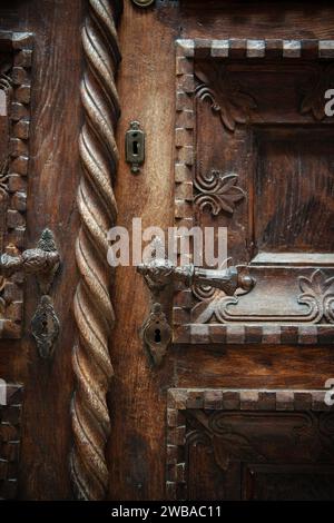 Una porta decorata e splendidamente intagliata in legno. Foto Stock