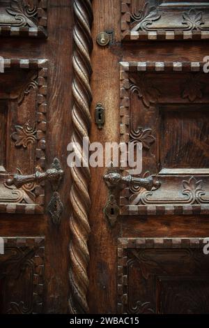 Una porta decorata e splendidamente intagliata in legno. Foto Stock