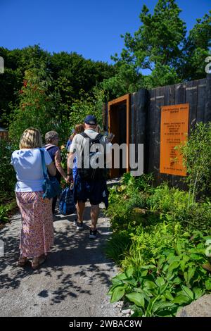 Partecipazione al concorso Constructing Minds Show Garden (visitatori e persone che guardano, camminano) - RHS Tatton Park Flower Show 2023, Cheshire Inghilterra Regno Unito. Foto Stock