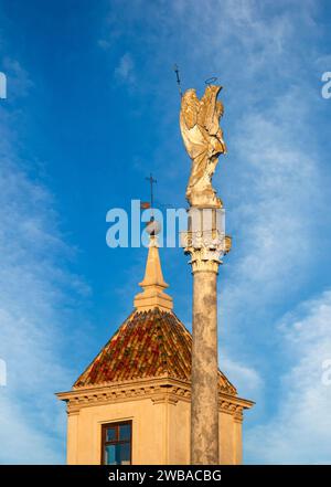 Scultura del Trionfo di San Rafael de la Puerta del Puente con la torre del vescovato di Córdoba, Andalusia, Spagna, sullo sfondo Foto Stock