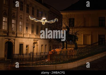 Zagabria Croazia - 7 gennaio 2024: Statua di San George e il Drago vicino a Stone Gate di notte Foto Stock