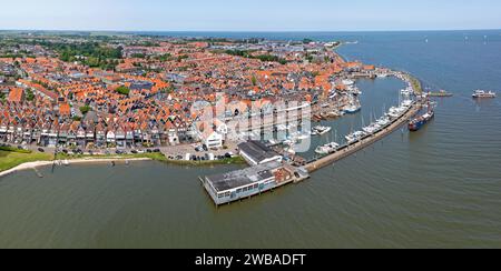Panorama aereo dalla storica città di Volendam nell'Olanda settentrionale, Paesi Bassi Foto Stock