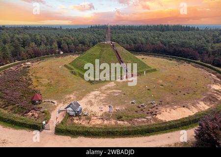 Aereo dalla piramide di Austerlitz, amonumente dedicato a Napoleone Bonaparte, situato nei Paesi Bassi a Utrechtse Heuvelrug al tramonto Foto Stock