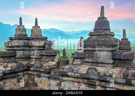 Borobudur, tempio buddista a Yogyakarta, indonesia al tramonto Foto Stock