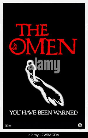 The Omen (1976), diretto da Richard Donner e interpretato da Gregory Peck, Lee Remick, David Warner e Patrick Troughton. Misteriose morti circondano un ambasciatore americano. Il bambino che sta crescendo potrebbe essere davvero l'Anticristo? Il figlio del diavolo? Fotografia di un poster originale del 1976. ***SOLO USO EDITORIALE*** credito: BFA / 20th Century Fox Foto Stock