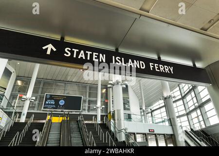 L'edificio Staten Island Ferry a Lower Manhattan. Il traghetto offre un viaggio gratuito da e per Staten Island. Foto Stock