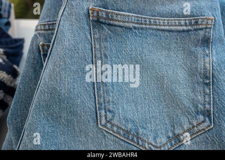tasca posteriore di un paio di jeans in un negozio di abbigliamento, concetto di abbigliamento Foto Stock