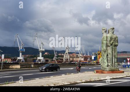 Veduta del Monumento all'industria e alle gru a Rivera de Axpe, Biscaglia, Paesi Baschi, Euskadi, Euskal Herria, Spagna, Europa Foto Stock