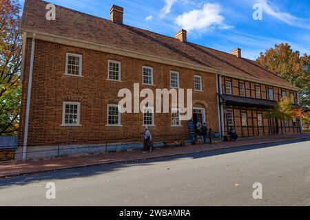 Old Salem, North Carolina, USA - 26 ottobre 2023: Brothers House and Property costruita nel 1771 e un'aggiunta di mattoni costruita nel 1786. Foto Stock