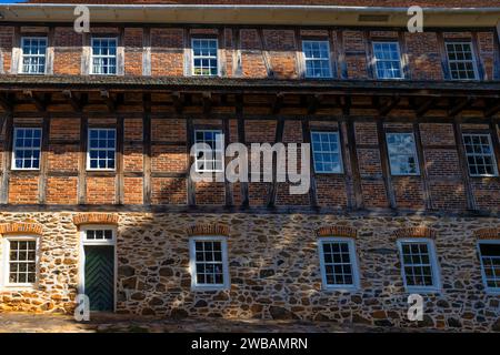 Old Salem, North Carolina, USA - 26 ottobre 2023: Brothers House and Property costruita nel 1771 e un'aggiunta di mattoni costruita nel 1786. Foto Stock